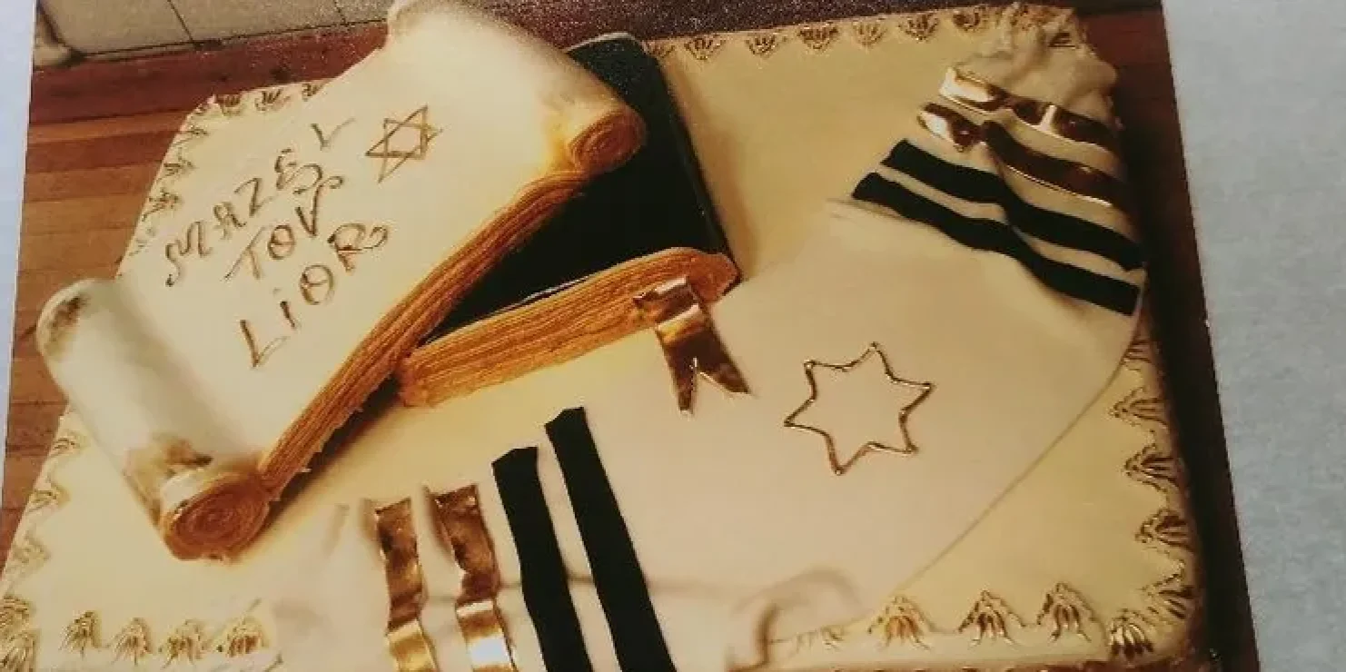 A picture of a kosher wedding cake tailored for a Jewish celebration. Richmond Kosher Bakery